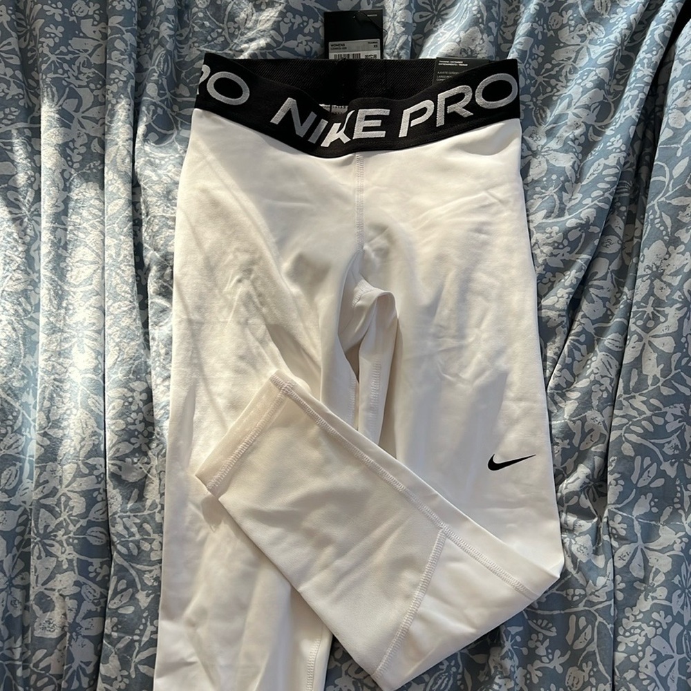 NWT Nike pro tight fit crop length